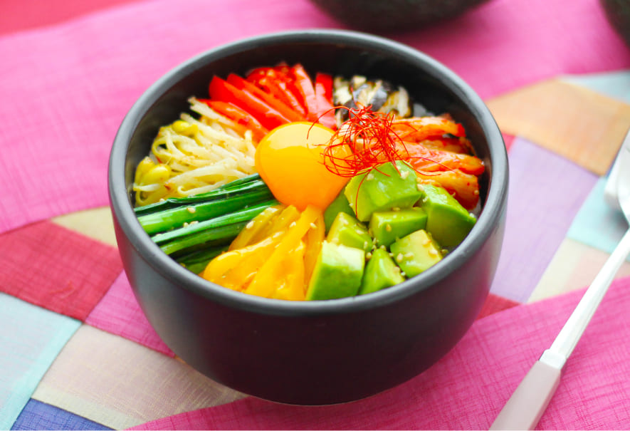 レンジでパパッとナムル！アボカドと発酵キムチの彩りビビンバ丼
