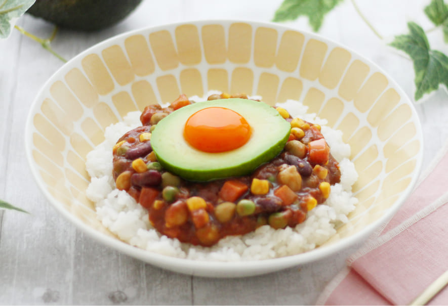 お豆たっぷりで高たんぱく！アボカドのせレンチン豆カレー