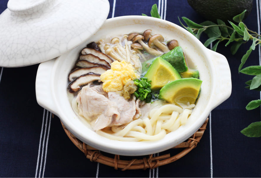 アボカドと3種きのこたっぷり！柚子胡椒風味のあったかうどん