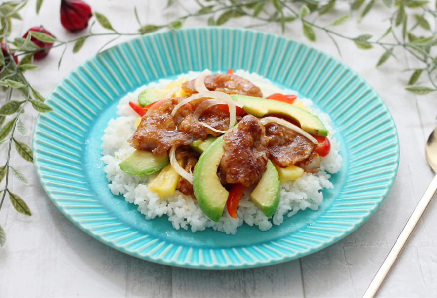 カラダにうれしい生姜パワー！アボカドと彩り野菜のトロピカル豚丼